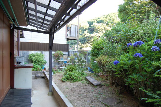 熱海市青葉町　緑豊かな住環境　のんびり過ごせる庭付き戸建