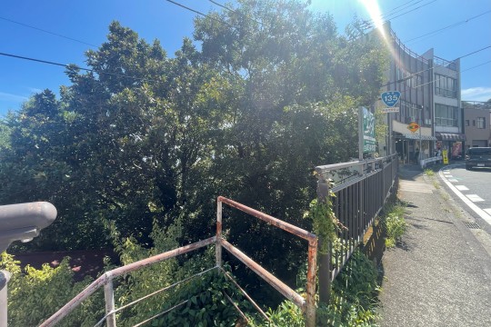 熱海市伊豆山　国道135号沿い・高台から海望むエリア　古家付売地