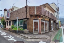 熱海市下多賀　海徒歩圏・駅前商業エリアの角地　古家付売地