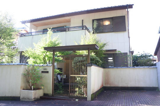 熱海市桜木町　高台に立つ生活便利な庭付き5LDK