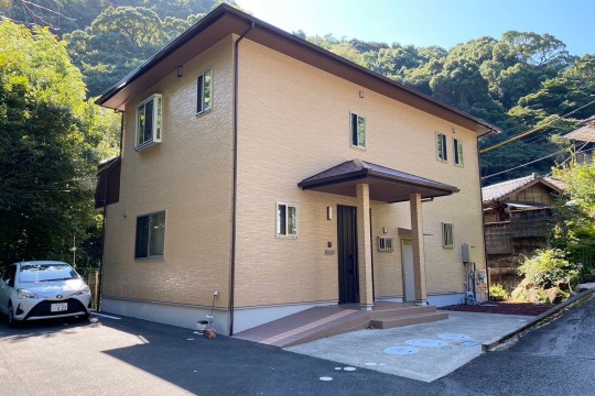熱海市梅園町　広々お庭と敷地内駐車場付き　南向き５LDK