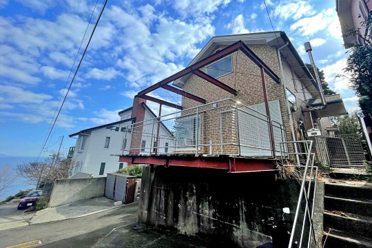 真鶴町岩　湘南の海岸線と雄大な山景色を贅沢に眺める　吹抜の癒し空間