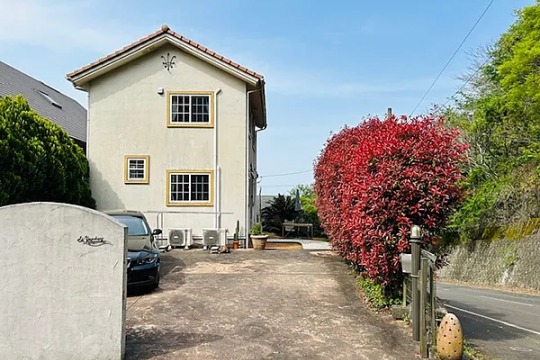 南熱海月見ヶ丘分譲地　海を遠望する三角屋根の洋風邸宅
