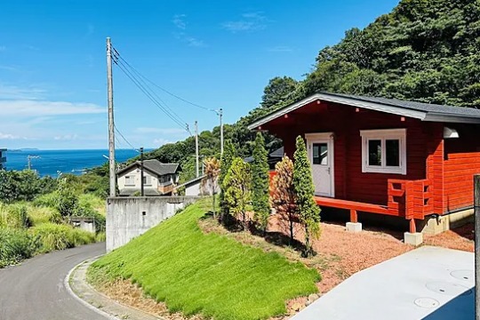 南熱海月見ヶ丘分譲地　築後未入居　北欧スタイルのログハウス