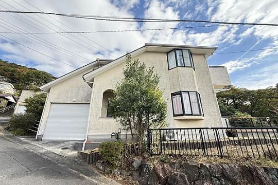 熱海市緑ガ丘町　高台分譲地に建つ庭付き大型戸建