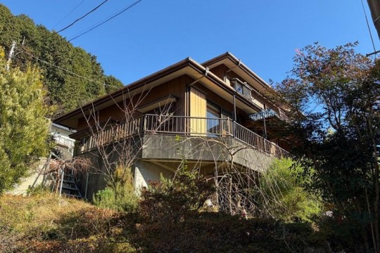 熱海市山手町　高台を望む立地　ウッドデッキでリゾート風にも