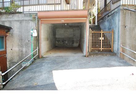 熱海市伊豆山・相模湾一望の中古住宅：ガレージ