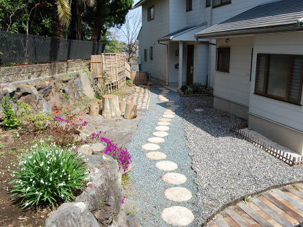 伊東・城ヶ崎海岸収益可能な２世帯住宅：アプローチ