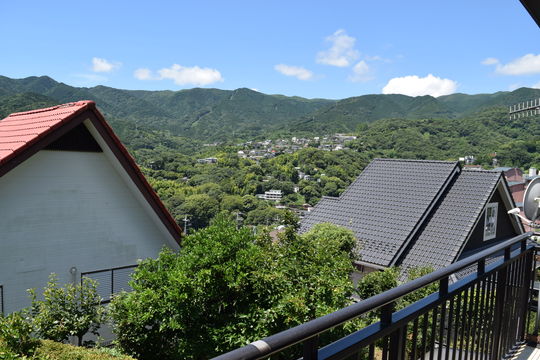 豊かな山並みを望む