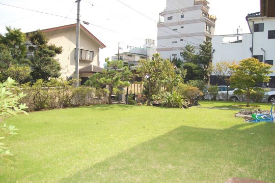 平坦で広い芝庭のある家