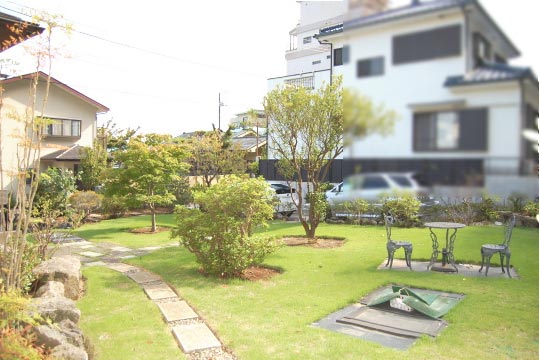 平坦で広い芝庭のある家