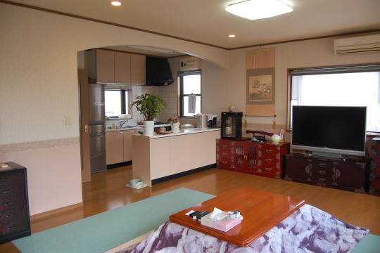 平坦で広い芝庭のある家