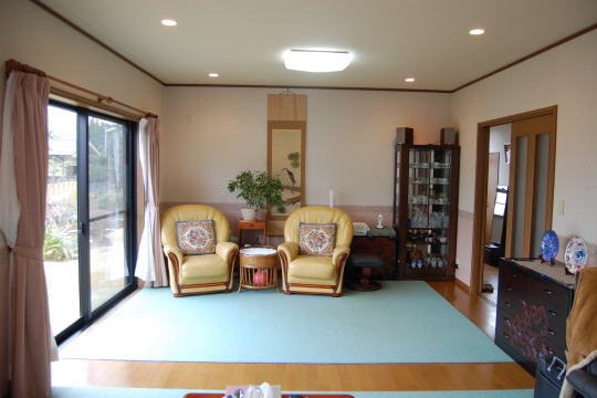 平坦で広い芝庭のある家