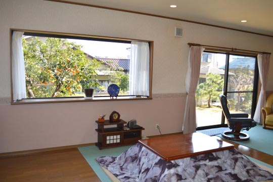 平坦で広い芝庭のある家