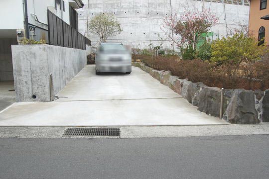 平坦で広い芝庭のある家