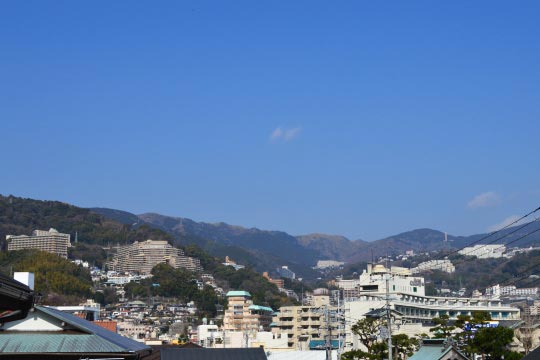 平坦で広い芝庭のある家