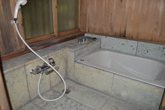 熱海市西山町　小路の奥に佇む小さなロッジ風戸建 