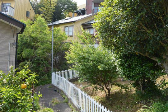 熱海市西山町　小路の奥に佇む小さなロッジ風戸建 
