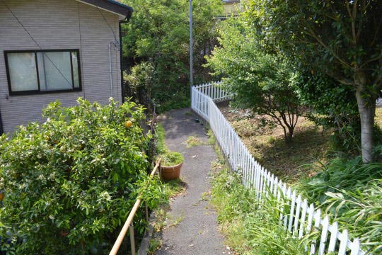熱海市西山町　小路の奥に佇む小さなロッジ風戸建 