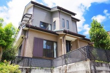 熱海市相の原町　四季を感じる緑豊かな住環境　広々居住スペースの３階建