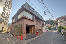 熱海市下多賀　網代駅徒歩2分　温泉引込済・駐車複数台可3階建6SLDK
