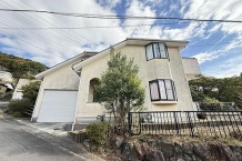 熱海市緑ガ丘町　高台分譲地に建つ庭付き大型戸建
