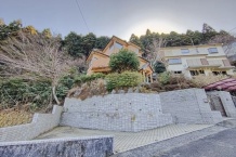 熱海市相の原町　緑豊かな山並みを望む　お城のような造り