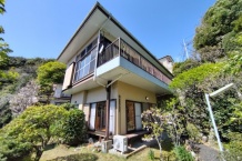 湯河原町宮上　雄大な山並みを眺望　温泉と植栽豊かな庭付3LDK