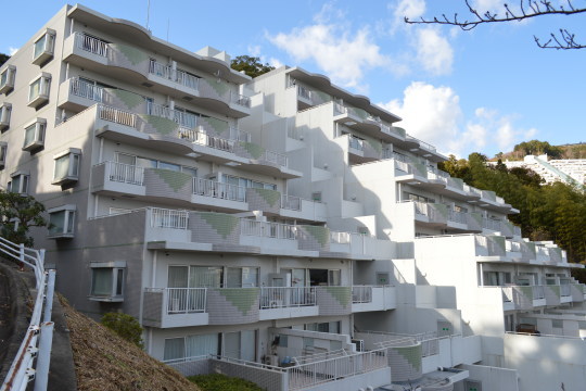 ラ・ヴィ熱海　共用施設充実　高台から海・山並み望む1LDK