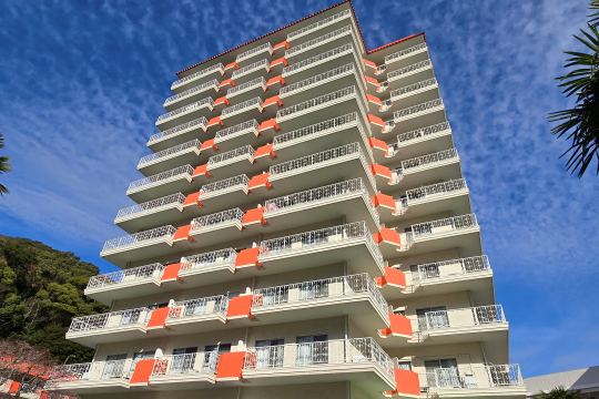 紅葉ガ丘ガーデンハイツA棟　相模湾と花火大会を一望　最上階角部屋１R