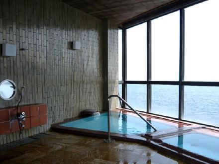 南熱海・波打ち際に建つ熱海ターガスマンション：大浴場