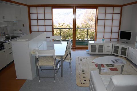 フジタ第二箱根山マンション・戸別温泉檜風呂：リビング