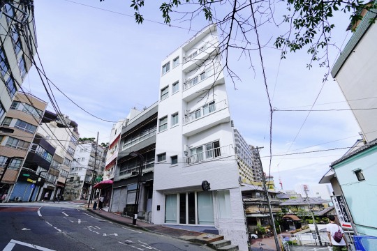 熱海市咲見町　賑わう熱海中心地　路面店舗付き一棟事業用ビル